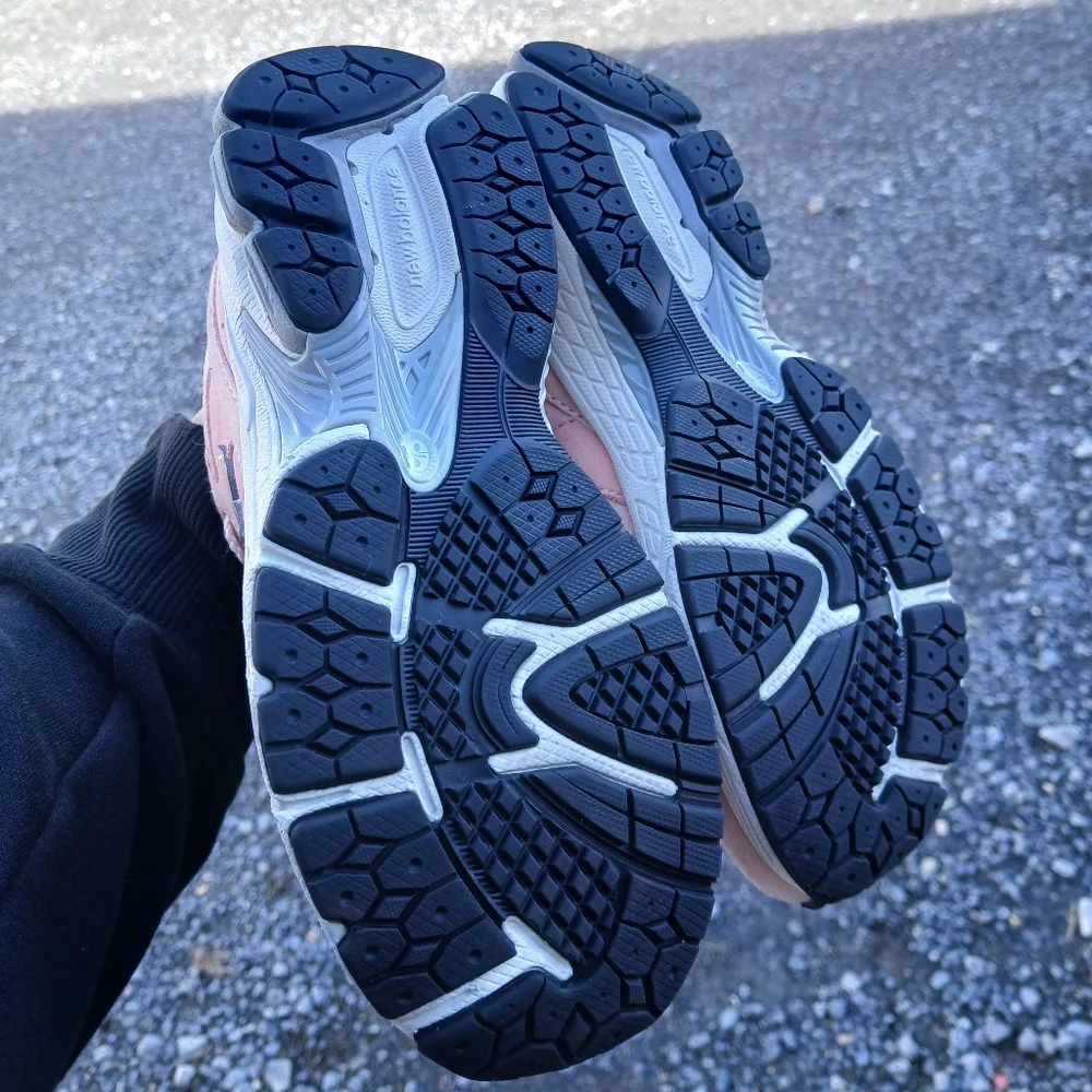 New Balance 2002R Rugged/Lifestyle Athletic Shoes Size 2 Youth for Girls